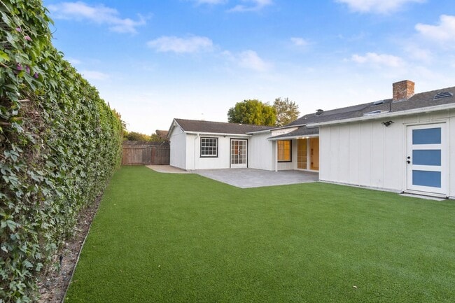 Building Photo - Newly REMODELED large 4 bed / 4 bath home w/ family room, private bonus room / home office, and "...