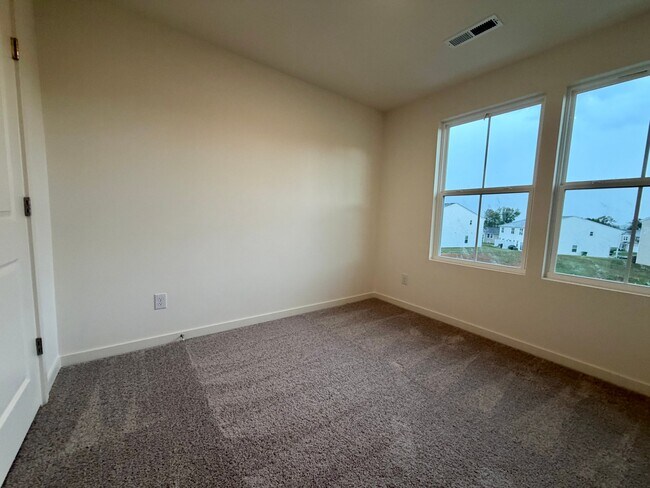 Building Photo - 844 Pine Cone Ln