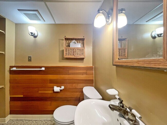 Building Photo - 4-Level Home with Fireplace & Big Yard is ...