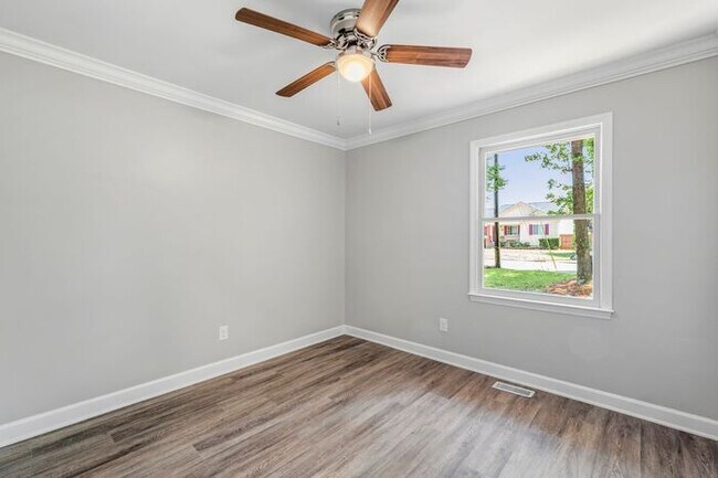 Building Photo - Great Location off of South Holden Road. 3 Bedroom 2 Bathroom Home.
