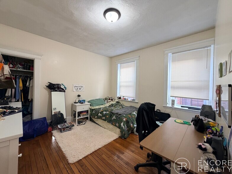 Building Photo - 440 Park Dr