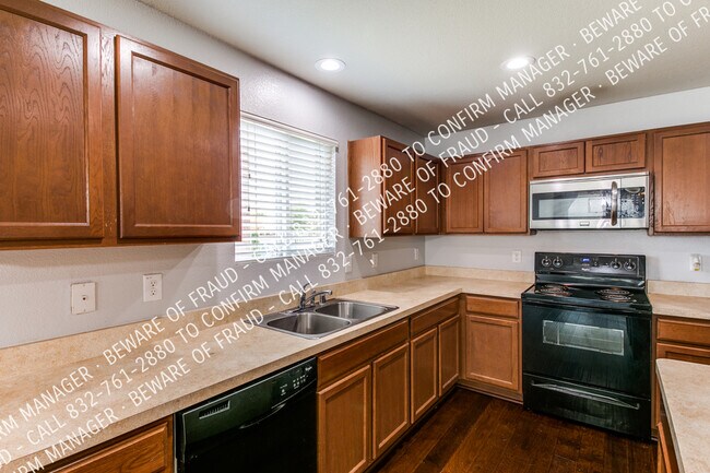 Building Photo - 1128 Foxglove Ln