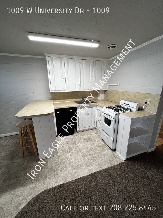 Building Photo - 1009 W University Dr