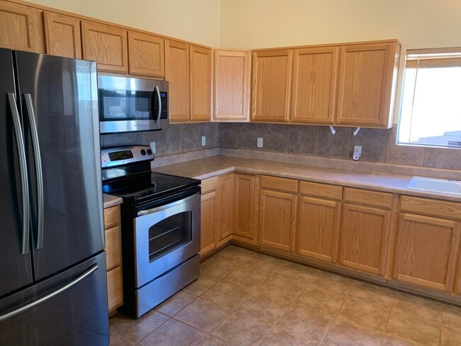 Building Photo - 4BD/2BA/2CG 1900 sf in Canyon de Flores subdivision, Sierra Vista, AZ