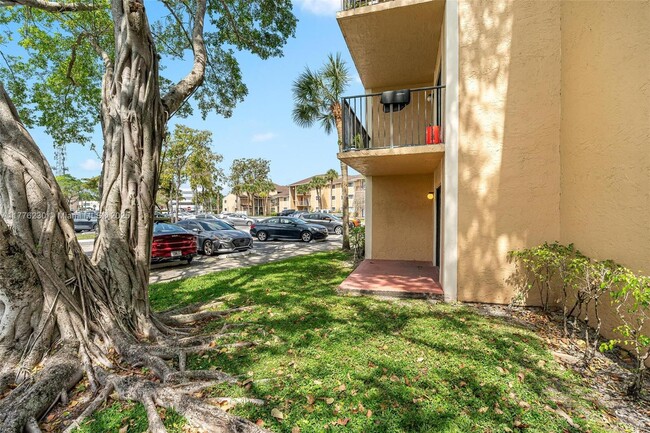 Building Photo - 351 Palm Way