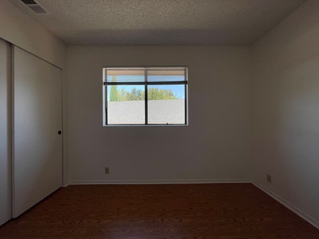 Building Photo - Upstairs 2 Bedroom 1 Bath Apartment in Ata...