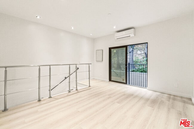 Building Photo - 2315 Loma Vista Pl