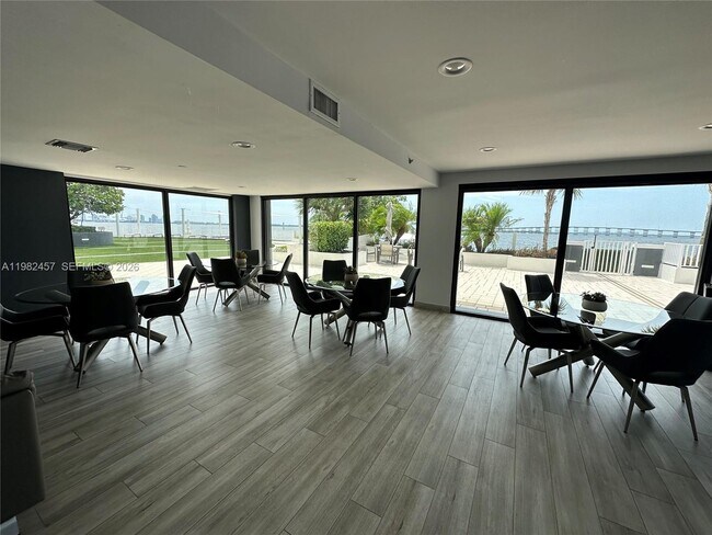 Building Photo - 200 SE 15th Rd