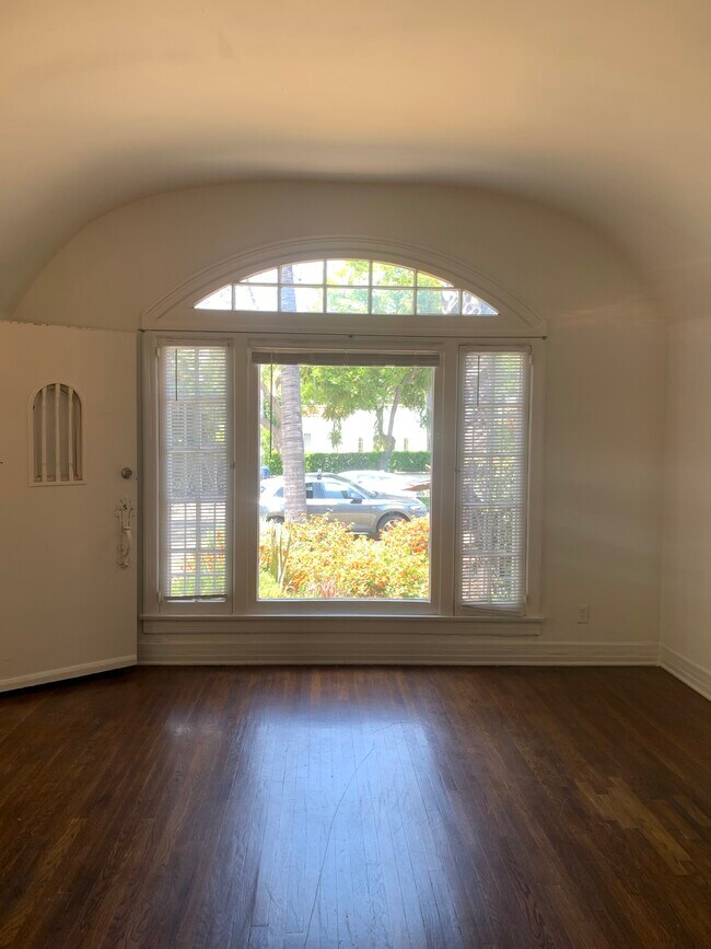 Building Photo - 1008 Havenhurst Dr