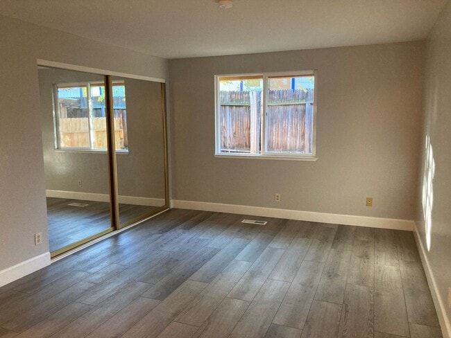 Building Photo - Cute 3 Bedroom Townhome close to UNR