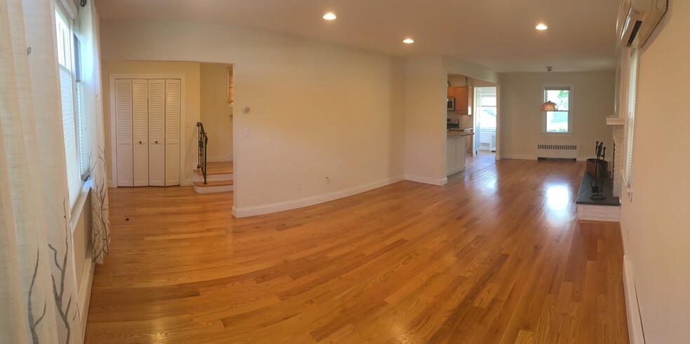Living Area - 15 Old Field Point Rd