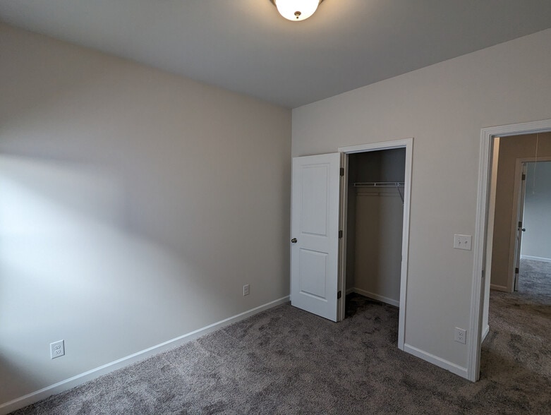 Building Photo - Room in House on Gala Ln