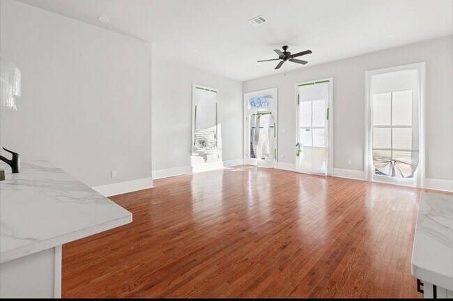 Building Photo - Treme Single