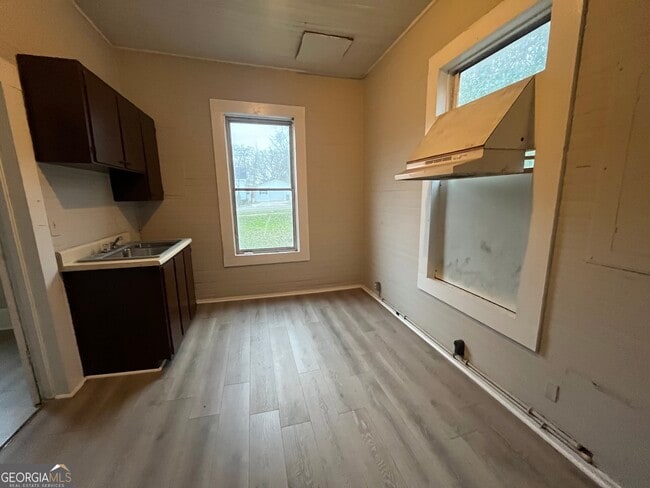 Building Photo - 910 Truitt Ave