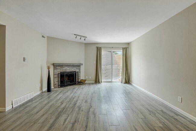 Building Photo - $1,750- 2 Bed 2 Bath Condo in Lakewood wit...