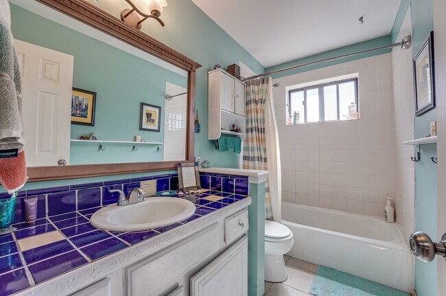 Building Photo - 4 bed, 2 bath Home in Central Fort Collins