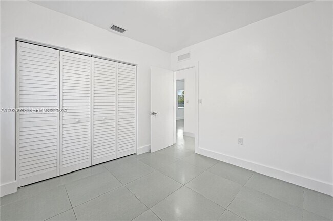 Building Photo - 911 Sharar Ave