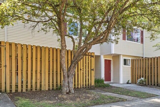 Building Photo - MINUTES to UNC!! 2 Bed 2.5 Bath Townhome - FURNISHED!  $500 Move in Incentive!