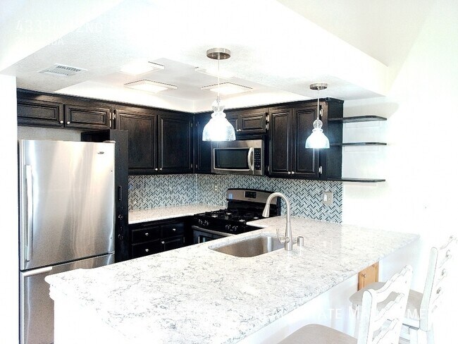 Building Photo - Spacious Single Story Condo in Gated Commu...