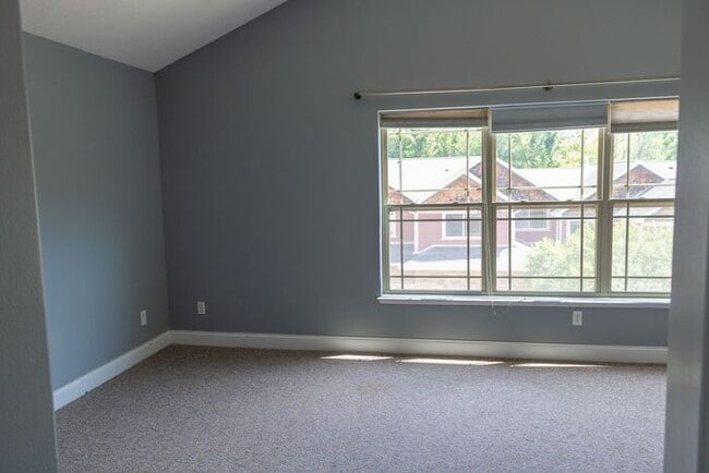 Building Photo - $2,400 | 3 Bedroom, 3.5 Bathroom Multi Flo...