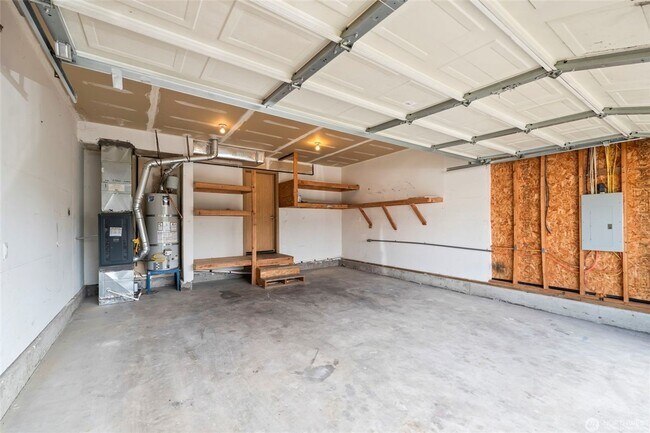 Building Photo - Amazing 4 br 2.5 bedroom 2000 sqft home!