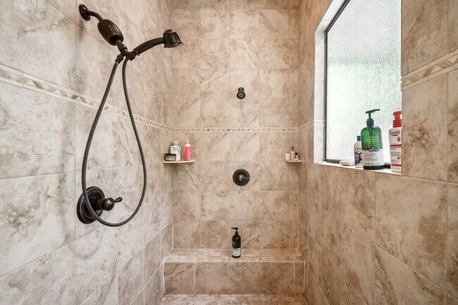 Building Photo - Stunning 5 bedroom 4.5 bath in Stonebrooke Glenn