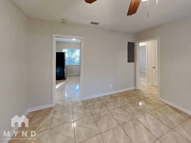 Building Photo - 2033 Allandale Cir E