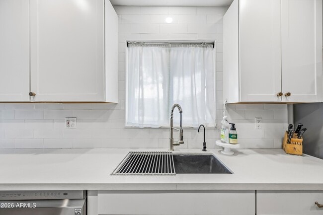 Building Photo - 1831 W Northview Ave