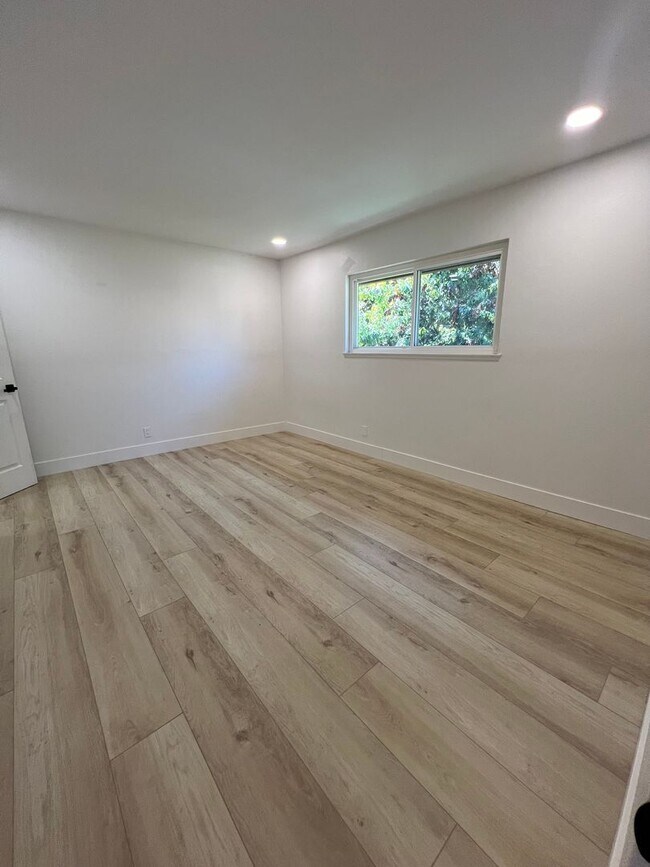 Building Photo - Charming upgraded home!