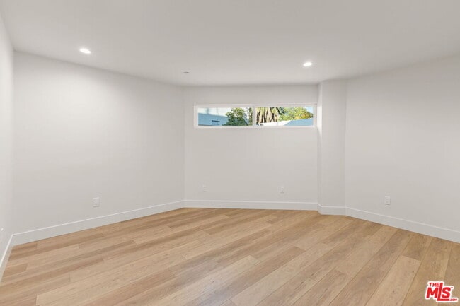 Building Photo - 1752 N Van Ness Ave