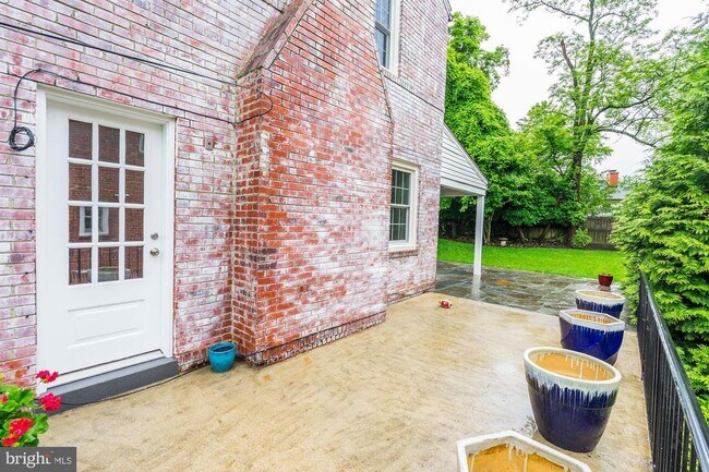 Building Photo - 5724 27th St NW