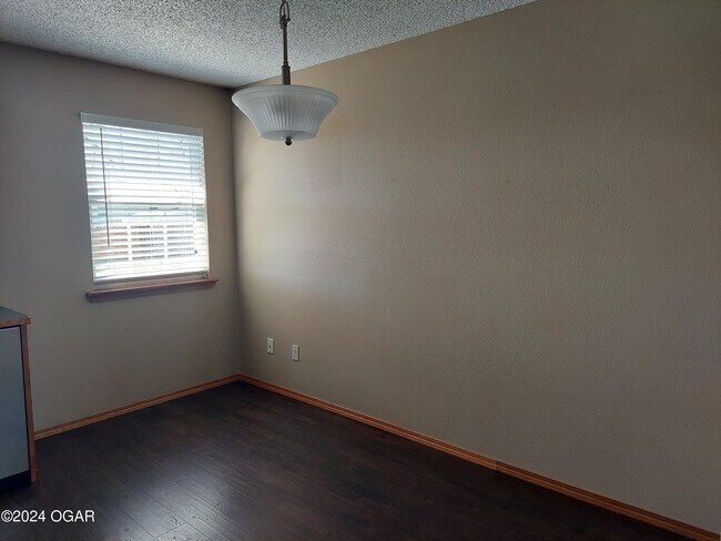 Building Photo - 1712 Blue Jay Dr