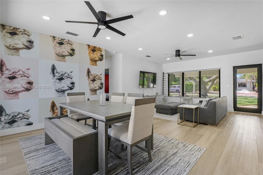 Building Photo - 811 NE 17th Ct