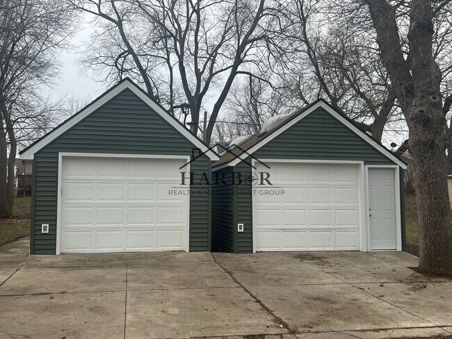 Building Photo - Newly Remodeled 2 Bedroom + Bonus Room Home