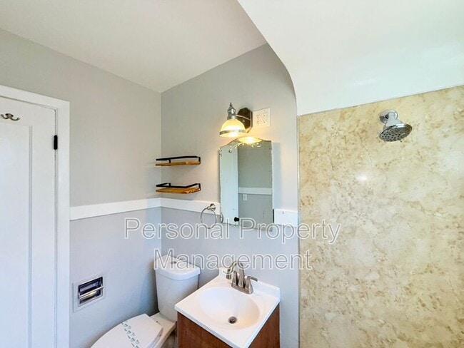 Building Photo - 4313 NE Valley View Ln