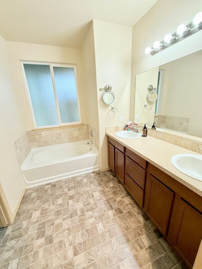 Building Photo - Beautiful house in Maple View Meadows.