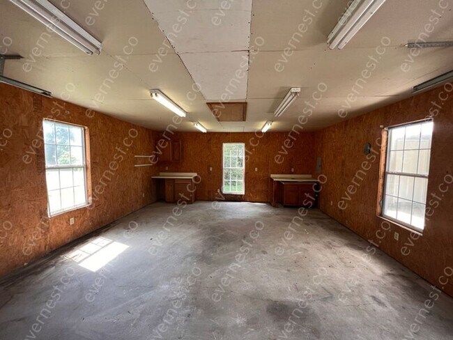 Building Photo - 3985 Fernway Dr