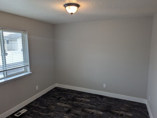 Building Photo - Beautiful well maintained 4 bedroom 3 bath...