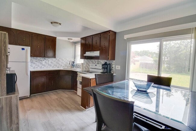 Building Photo - 2 bedroom 2 bath brick ranch