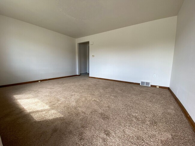 Building Photo - Charming Two Bedroom Townhome with a Private Basement & a Shared Backyard Space! Call Today!