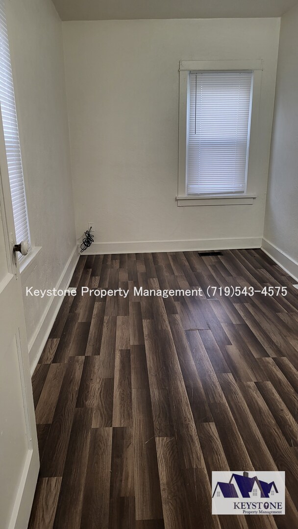 Building Photo - Pet Friendly! Small Dog Allowed! 1 Bedroom/1 Bathroom/1 Car Garage for Storage  $875/$875