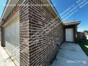 Building Photo - Three bed, Three bath Near TTU