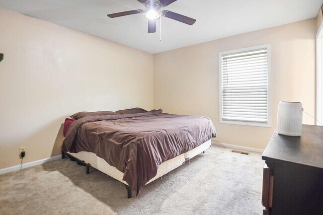 Building Photo - Pet Friendly Three Bedroom!