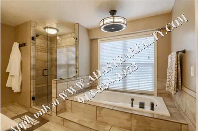 Building Photo - Beautiful 4 Bed 3 Bath Home in Olathe-Comi...