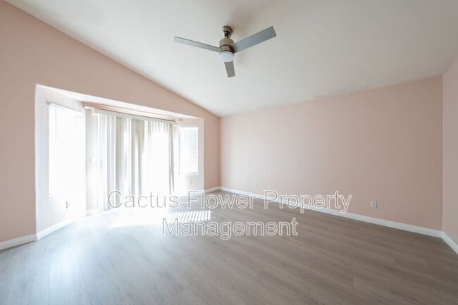 Building Photo - 970 N Willow St