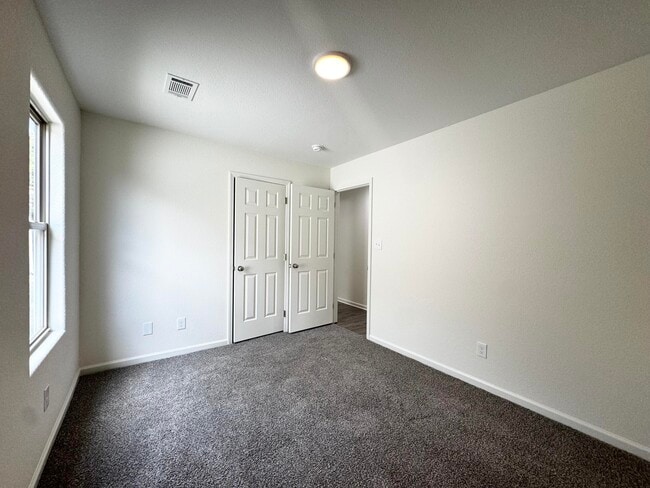 Building Photo - 409 Ella Rae Ln