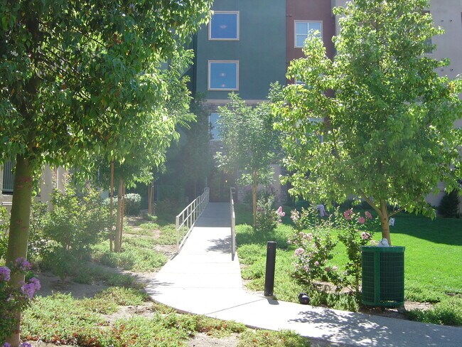 Building Photo - GUARD GATED MANHATTAN CONDO- 2 MASTER BEDROOMS