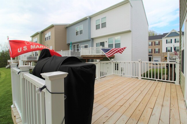 Building Photo - 3 Bed/ 2.5 Bath Townhome close to the inte...