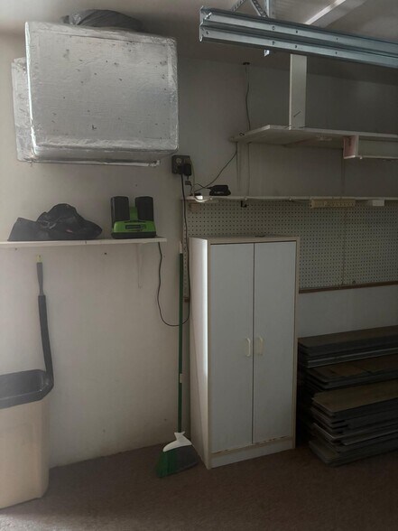 Building Photo - 4853 Manor Dr