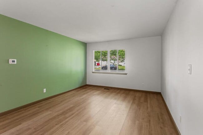 Building Photo - Fully remodeled 3 Bedroom - Available Now